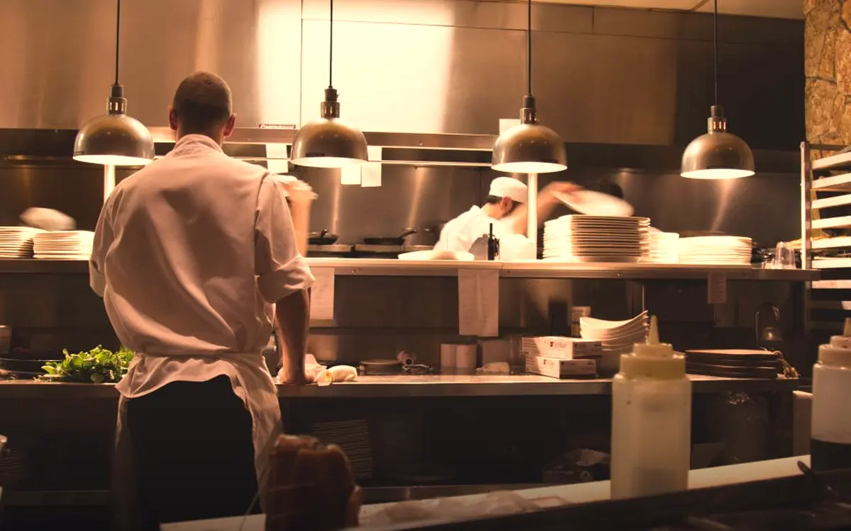 Cuisine professionnelle en pleine préparation, cuisiniers au passe