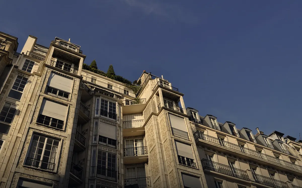 Façade d'un immeuble d'habitation parisien vue en contre-plongée